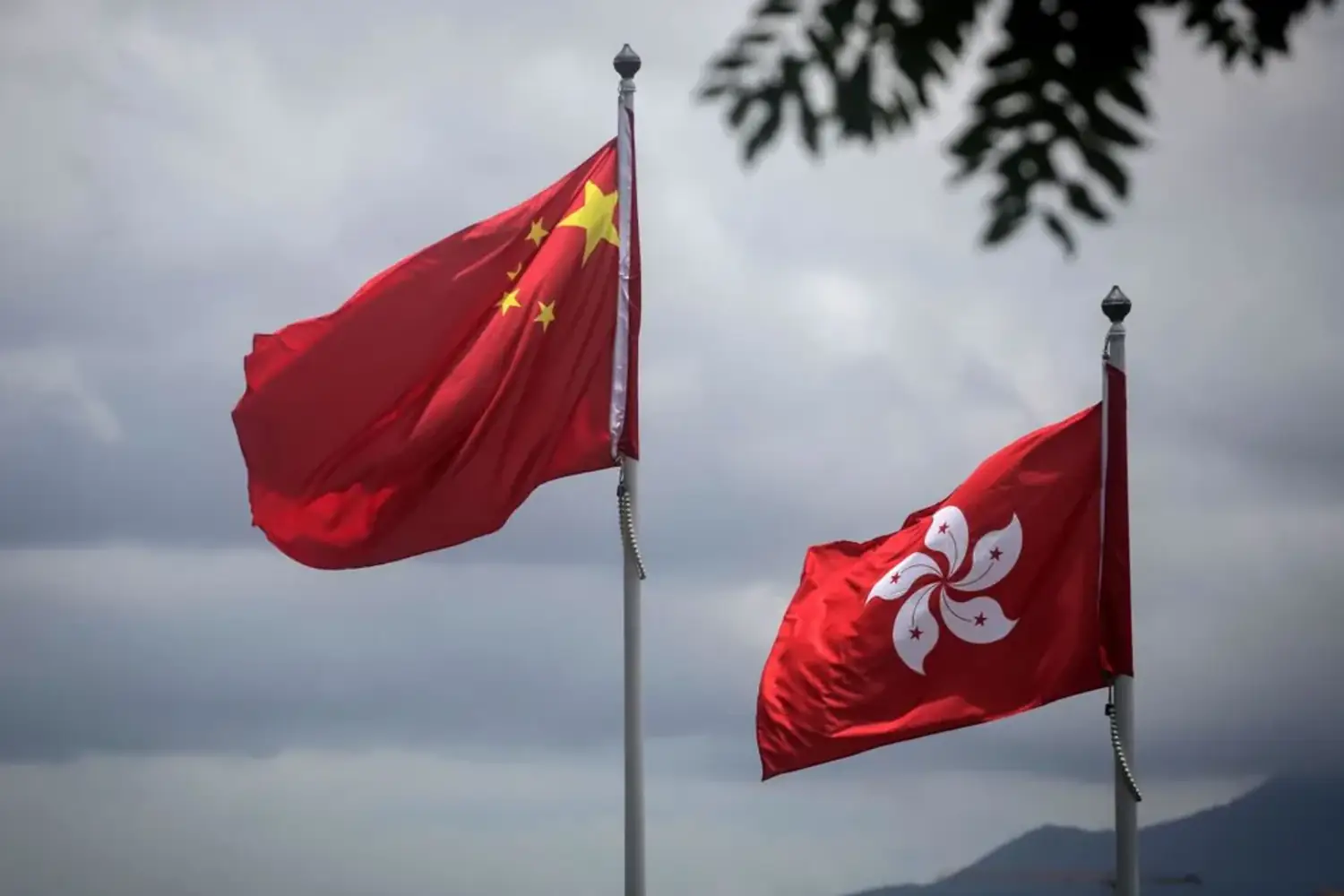 香港有限合伙基金（LPF）制度 vs. 开曼ELP基金架构对比，该图展示持牌金融业务的监管安排
